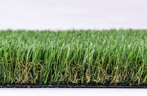 Herbe artificielle résistante aux rayons UV, à haute perméabilité à l'eau et à faible entretien pour l'aménagement paysager
