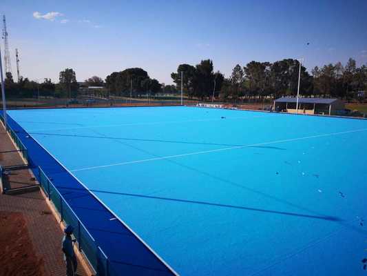 Gazon artificiel de hockey certifié FIH avec hauteur de pile de 14 mm et pulvérisation d'eau pour un jeu constant